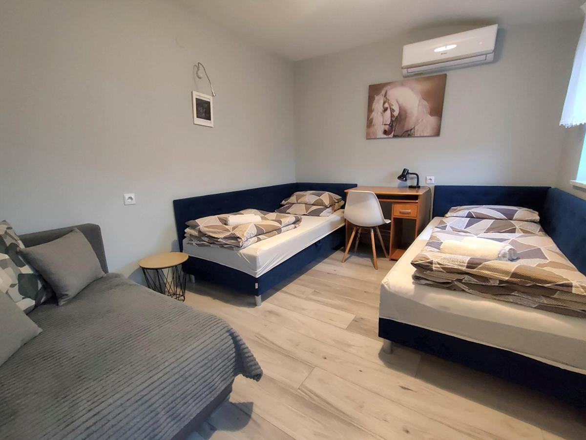 Bed & Breakfast Stajnia Pod Debem *